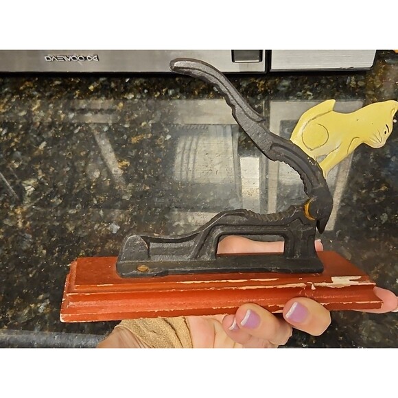 Vintage Cast Iron White Cat Nutcracker On Wooden Base - Picture 8 of 12